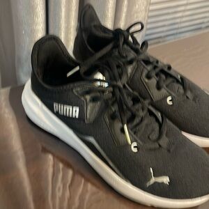 Woman’s sz 8 soft foam optimal comfort Puma sneakers